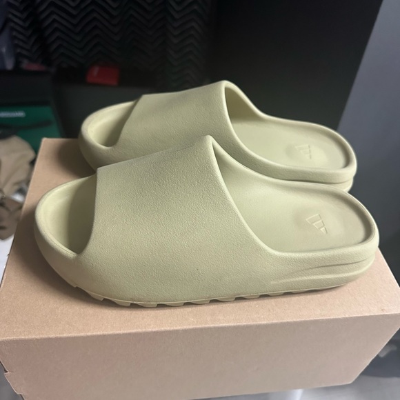 Yeezy Slides Resin size 11 - Picture 2 of 8
